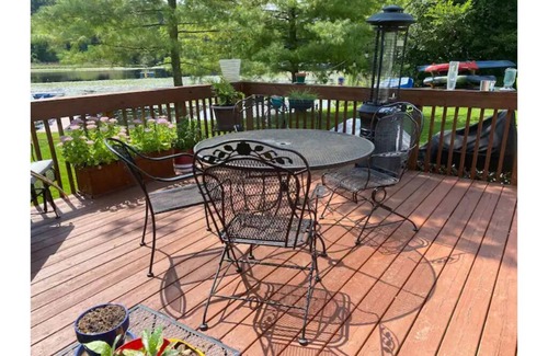 Lyndon Township House | Chelsea Lake House, Game Room, & Pontoon-rental