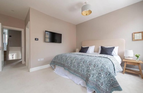 South Kensington Apartment | Chelsea Stunning two Bedroom Townhouse with Airconditioning