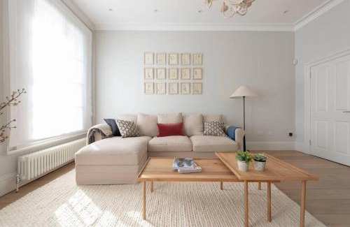 South Kensington Apartment | Chelsea Stunning two Bedroom Townhouse with Airconditioning