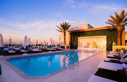 Norma Triangle House | Chelsea Suite at The London West Hollywood with Rooftop Pool Near Rodeo Drive