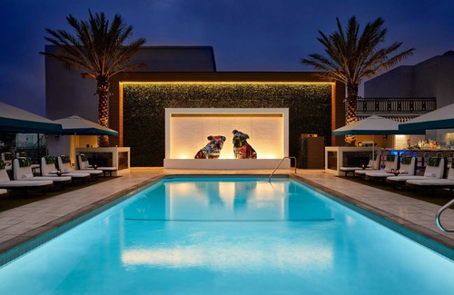 Norma Triangle House | Chelsea Suite at The London West Hollywood with Rooftop Pool Near Rodeo Drive
