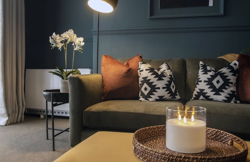 Cheltenham Apartment | Cheltenham centre. Two bedroom apartment, private parking, EV charging