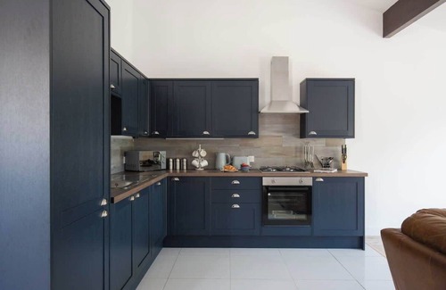 Ampney Crucis House | Cheltenham | Cotswolds Stay with Workspace + Parking