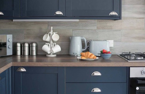 Ampney Crucis House | Cheltenham | Cotswolds Stay with Workspace + Parking