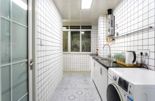 Chengdu City Centre Apartment | Chengdu city center Tianfu Square Kuanzhai Alley People's Park subway post-modern design 85 square meters 2 bedrooms 1 living room design B&B HD cinema family suite
