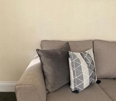 Newport House | Chepstow House (5 BR with FREE on-steet parking)