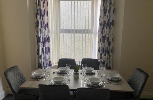 Newport House | Chepstow House (5 BR with FREE on-steet parking)