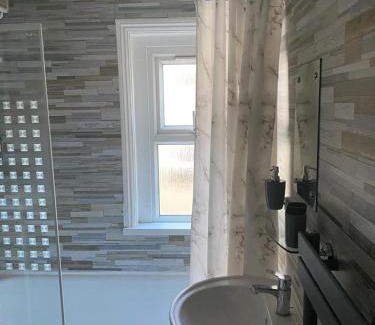 Newport House | Chepstow House (5 BR with FREE on-steet parking)