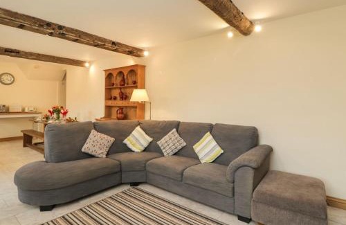 Biddestone House | Chequers Barn