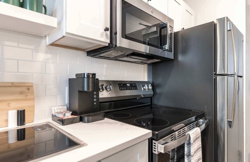 Macon Apartment | Cher-Inspired Stay | Glam, Bold & Walkable