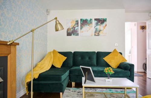 Pinkwell Apartment | Cherish Stays spacious & amazing 3 Bed House in Hayes & Heathrow