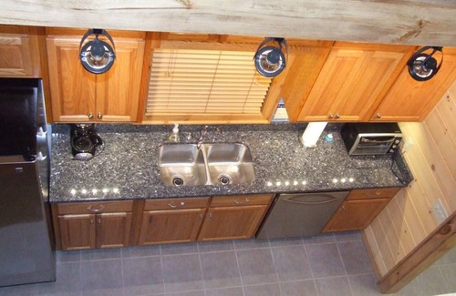 Epworth Cabin | CHEROKEE DREAM - SECLUDED MTN VIEW, POOL TABLE, AIR HOCKEY, FIRE PIT, SCREENED PORCH
