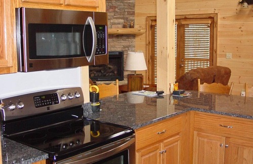 Epworth Cabin | CHEROKEE DREAM - SECLUDED MTN VIEW, POOL TABLE, AIR HOCKEY, FIRE PIT, SCREENED PORCH