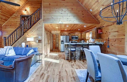 Ridgeline Vistas Cabin | Cherokee Sunsets-Stunning Mtn View Sunsets, Fire Pit, Hot Tub, Starry Nights