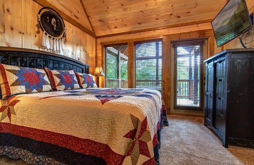 Pigeon Forge Cabin | Cherokee Wind by RedAwning