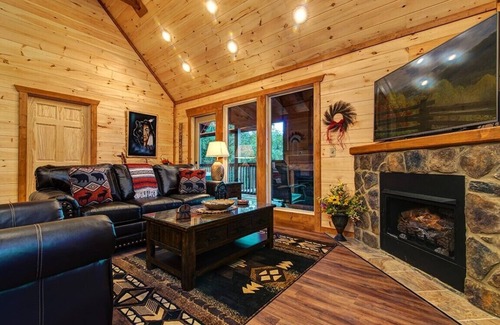Pigeon Forge Cabin | Cherokee Wind by RedAwning