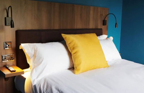 Mile End Hotel | Cherry Bar Rooms