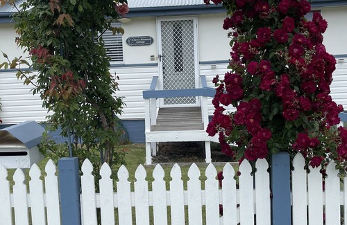 Stanthorpe House | Cherry Blossom Cottage- country Charm with Spa