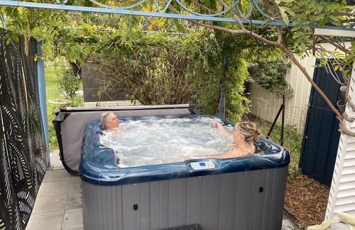 Stanthorpe House | Cherry Blossom Cottage- country Charm with Spa