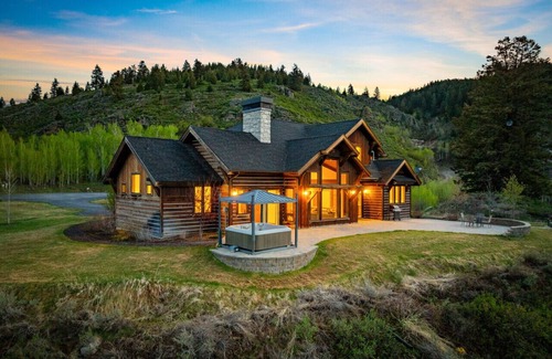 Ashton House | Cherry Butte Lodge| Hot Tub, Fire Pit, & Views