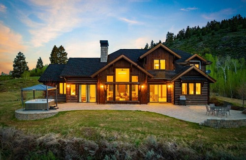 Ashton House | Cherry Butte Lodge| Hot Tub, Fire Pit, & Views