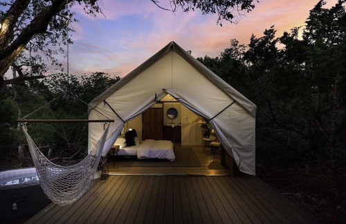 Fredericksburg RV Rental | Cherry Cove Glamping W/Hot tub AND Cowboy Pool!