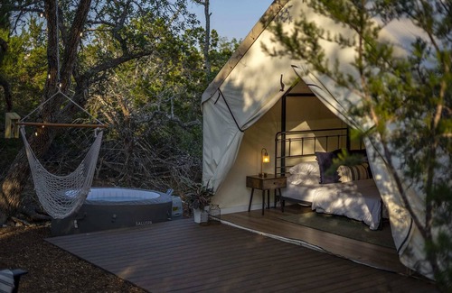 Fredericksburg RV Rental | Cherry Cove Glamping W/Hot tub AND Cowboy Pool!