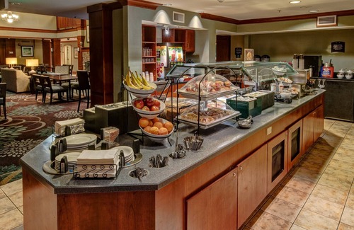 Glendale Condo | Cherry Creek Suite with Free Breakfast! Pool, Shared Hot Tub + Gym Access