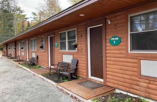 Bethlehem Cabin | Cherry Lodge King Room