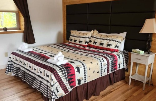 Bethlehem Resort | Cherry Lodge: King Room with Mountain Views