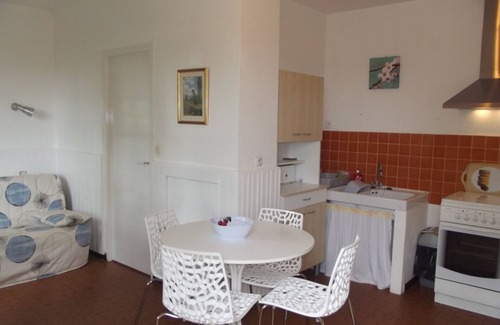La Roche-Posay House | Cherry Lodge - Les Lauriers 1 Bed Apartment With Private Garden And Pool
