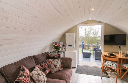 Lyth Hill Cottage | CHERRY POD 2, pet friendly, with a garden in Meole Brace