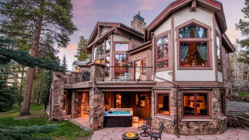 Historic District Villa | Cherry Ridge by AvantStay Incredible Mountain Mansion w Game Room Hot Tub Views