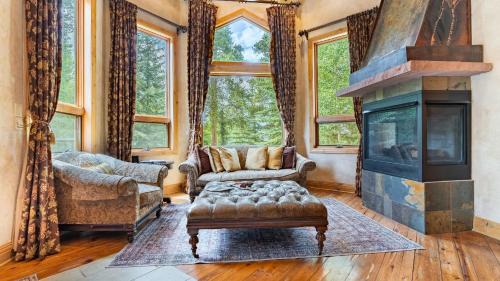 Historic District Villa | Cherry Ridge by AvantStay Incredible Mountain Mansion w Game Room Hot Tub Views