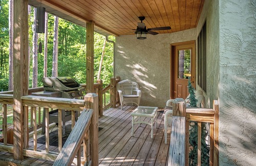 New Plymouth Cabin | Cherry Ridge Retreat Waters Edge - Hocking Hills Luxury Cabin with hot tub and fire place