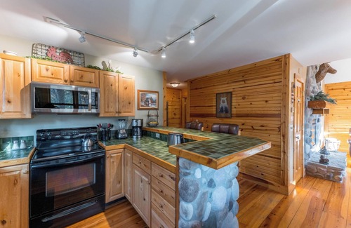 New Plymouth Cabin | Cherry Ridge Retreat - Oak Ridge Romantic Luxury Cabin with hot tub and massage chair movie room!