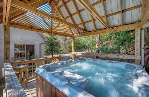 New Plymouth Cabin | Cherry Ridge Retreat - Oak Ridge Romantic Luxury Cabin with hot tub and massage chair movie room!