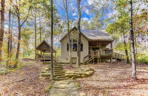 New Plymouth Cabin | Cherry Ridge Retreat Luxury Cabin Whispering Pines, w/hot tub and private pond!