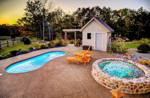 New Plymouth Cabin | Cherry Ridge Retreat -The Observatory Romantic Pool Cabin with hot tub and cold plunge!
