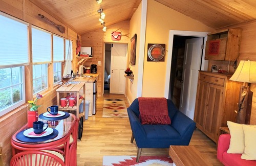 Three Oaks Cottage | Cherry Street Guesthouse with private wooded yard & firepit, 3 blocks to town! n