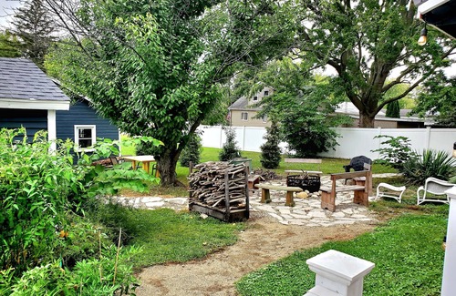 Three Oaks Cottage | Cherry Street Guesthouse with private wooded yard & firepit, 3 blocks to town! n