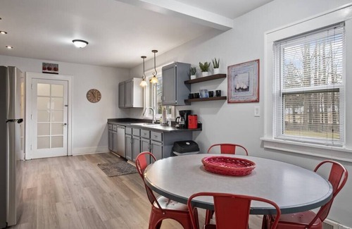 South Haven House | Cherry Street Retreat - 4 Bedroom, Close to Beach