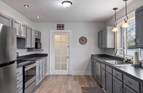 South Haven House | Cherry Street Retreat - 4 Bedroom, Close to Beach