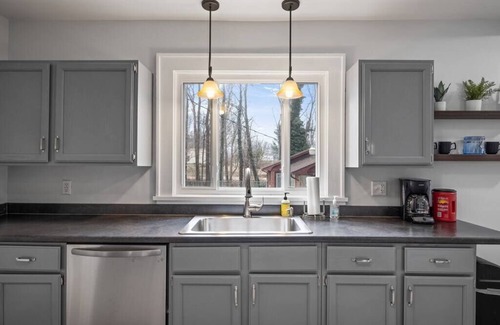South Haven House | Cherry Street Retreat - 4 Bedroom, Close to Beach