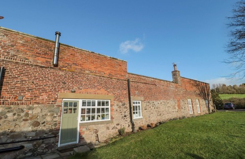 Ford Cottage | CHERRY STUDIO, pet friendly, with a garden in Cornhill-On-Tweed