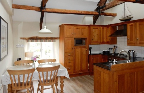 Noss Mayo Cottage | CHERRY TREE COTTAGE, pet friendly, with a garden in Noss Mayo