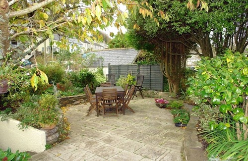 Noss Mayo Cottage | CHERRY TREE COTTAGE, pet friendly, with a garden in Noss Mayo