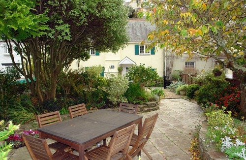 Noss Mayo Cottage | CHERRY TREE COTTAGE, pet friendly, with a garden in Noss Mayo