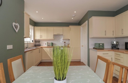 Highbridge House | CHERRY TREE HOUSE, family friendly, with a garden in Highbridge
