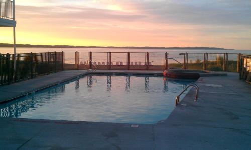 Traverse City Hotel | Cherry Tree Inn & Suites